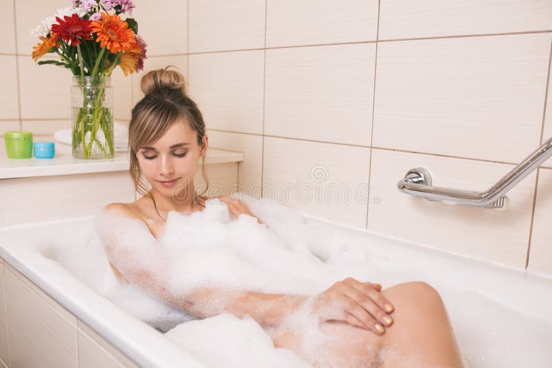 mujer bonita que se relaja en cuarto de baño fotos de archivo libres de regalías mujer bonita que se relaja en cuarto de baño fotos de archivo libres de regalías