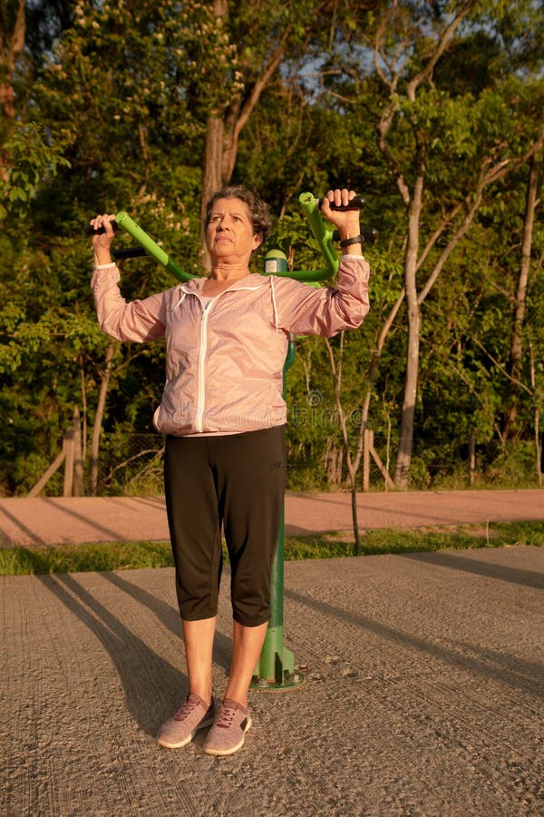 Mujer Brasileña De Alto Rango Con Ropa Deportiva Haciendo Ejercicio En Equipos De Gimnasia. Exterior En Parque Y Bosque. Entrenami de archivo - Imagen de maderas, ajuste: 250616945