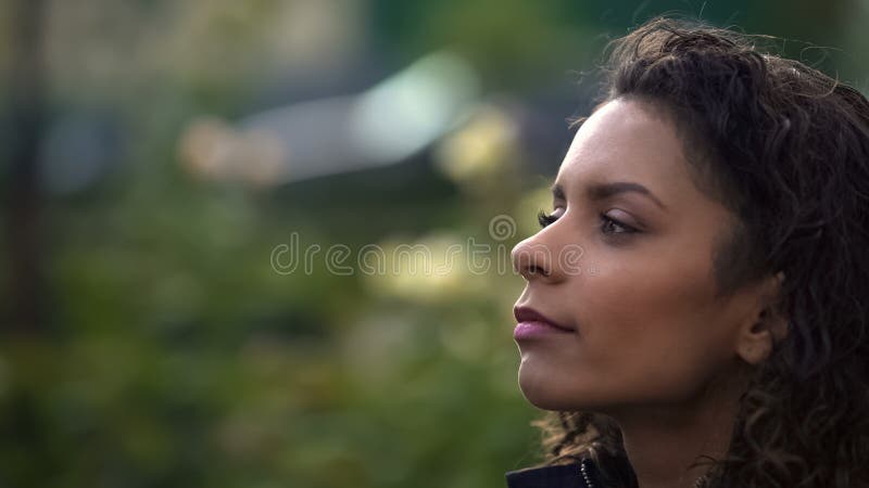 Mujer cabelluda rizada biracial soñadora que mira lejos, pensando en vida, primer fotografía de archivo Mujer cabelluda rizada biracial soñadora que mira lejos, pensando en vida, primer fotografía de archivo