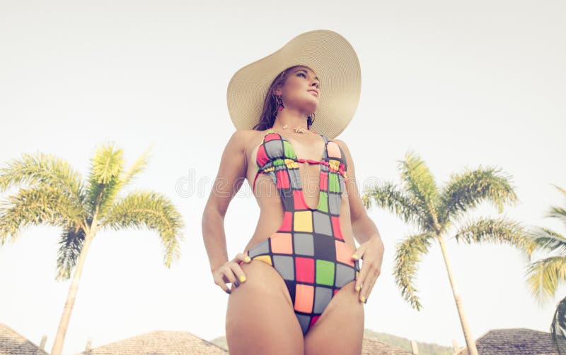 Mujer caliente con el retrato del sombrero y del bikini foto de archivo Mujer caliente con el retrato del sombrero y del bikini foto de archivo