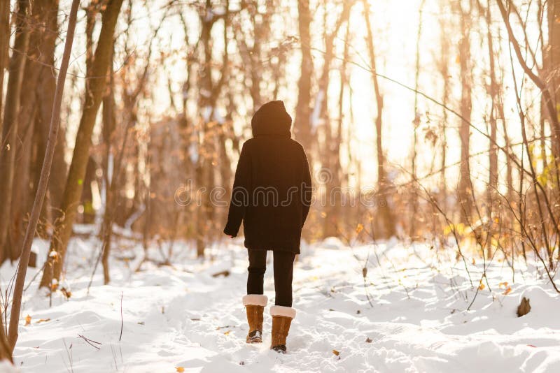 Mujer caminante de nieve en invierno caminando en bosques nevados en senderos de bosques estilo de vida al aire libre gente activ
