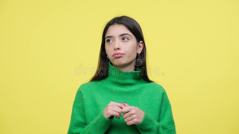 Mujer caucásica aburrida pasando tiempo en el fondo amarillo almacen de video