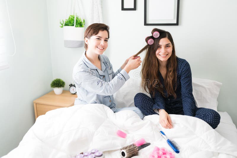 Mujer caucásica curvando a sus mejores amigas de pelo largo foto de archivo libre de regalías