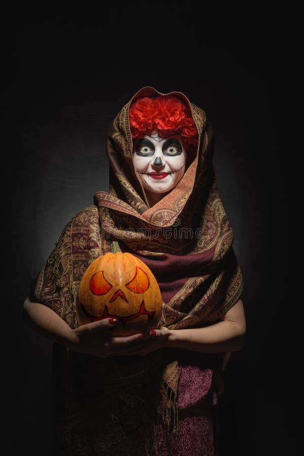 Mujer Celebrando El Día De Los Muertos En México Maquillaje Creativo De Halloween Imagen de archivo - Imagen de hembra, 198691295