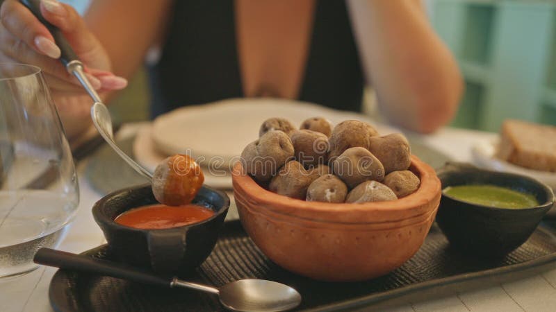 Mujer cenando en un elegante restaurante de cocina tradicional con salsa en un elegante interior almacen de metraje de vídeo