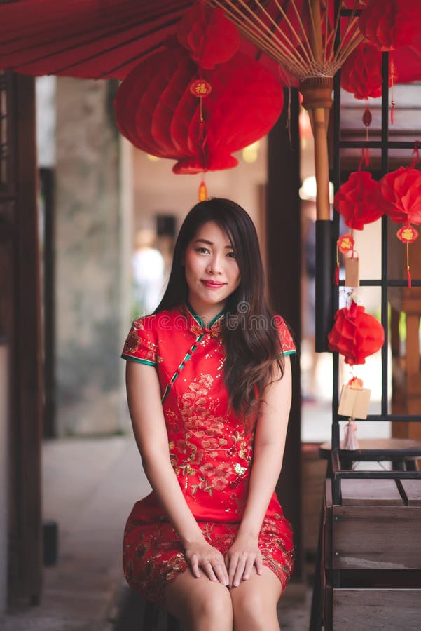 Mujer China Asiática Sonriente Linda Que Lleva Vestido Tradicional De En Año Nuevo Chino de archivo - Imagen de moderno, belleza: 137335328