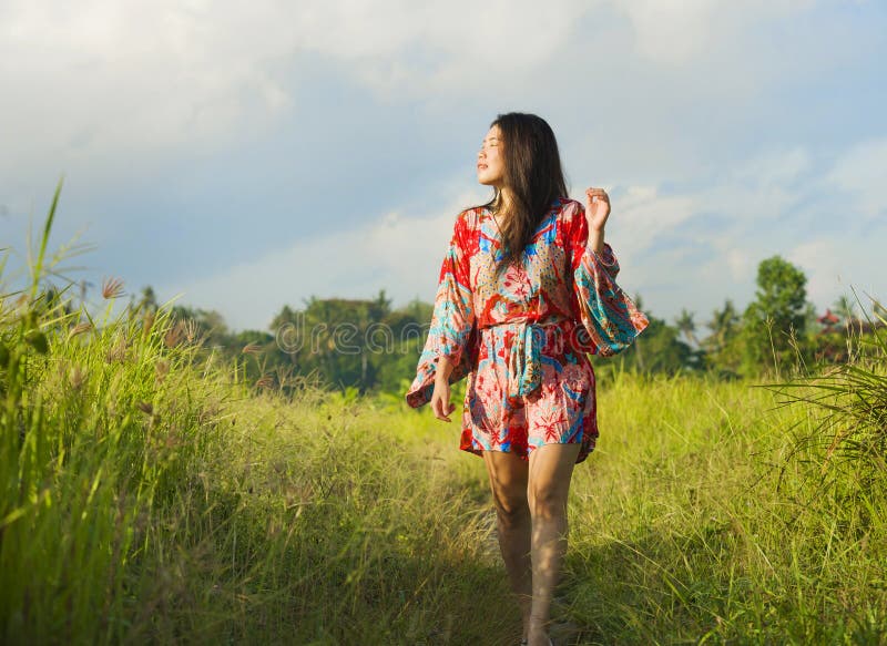 Mujer china asiática feliz y juguetona joven en el vestido hermoso que se divierte que disfruta de la excursión de los días de fi imágenes de archivo libres de regalías Mujer china asiática feliz y juguetona joven en el vestido hermoso que se divierte que disfruta de la excursión de los días de fi imágenes de archivo libres de regalías
