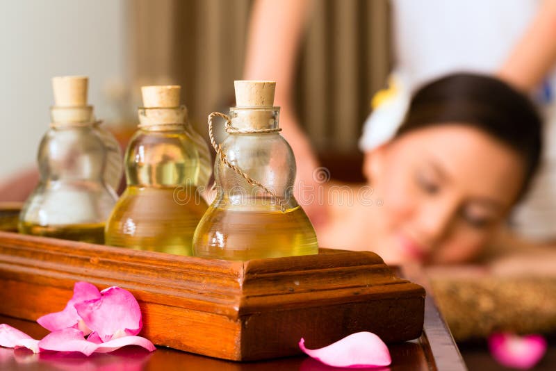 Mujer china en el masaje de la salud con aceites esenciales