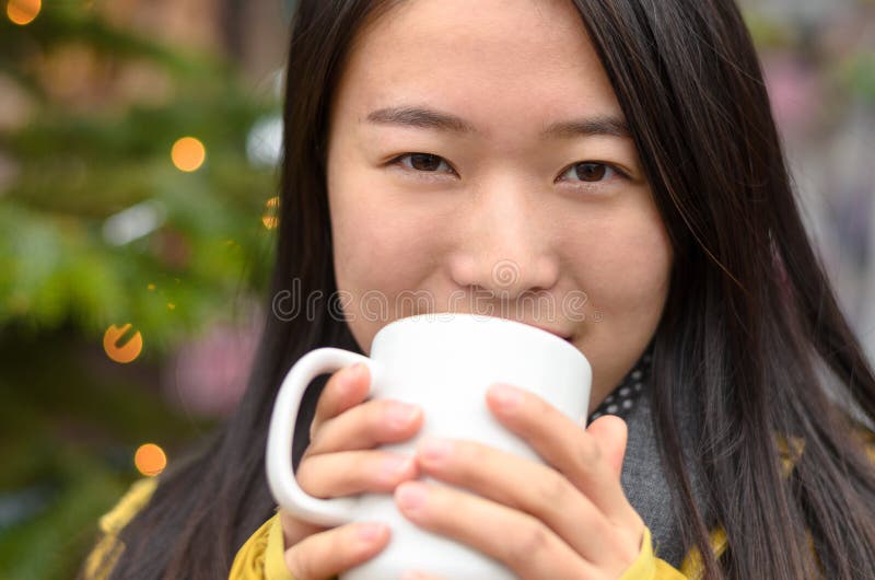 Mujer china joven feliz sonriente foto de archivo Mujer china joven feliz sonriente foto de archivo