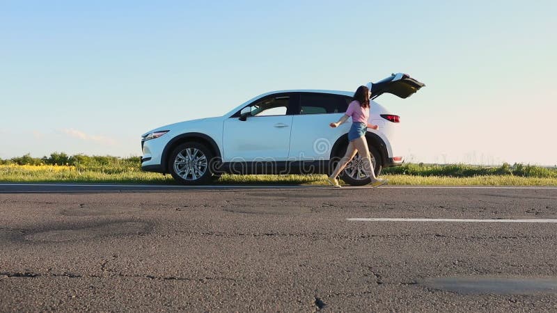 Mujer chofer abrió el maletero del auto eléctrico para comprobar algo