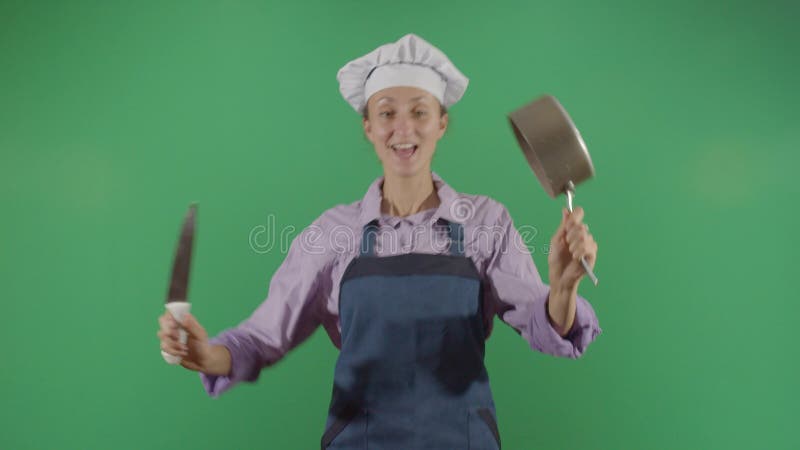 Mujer cocinera bailando con utensilios almacen de video