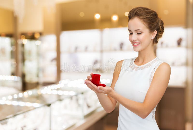 Mujer con anillo en caja de regalo en joyería foto de archivo libre de regalías