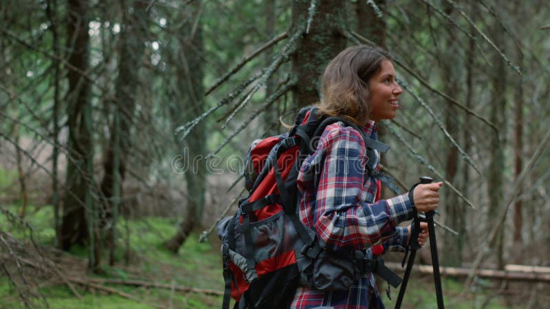 Atractiva mujer sonriente turista senderismo sendero de montaña