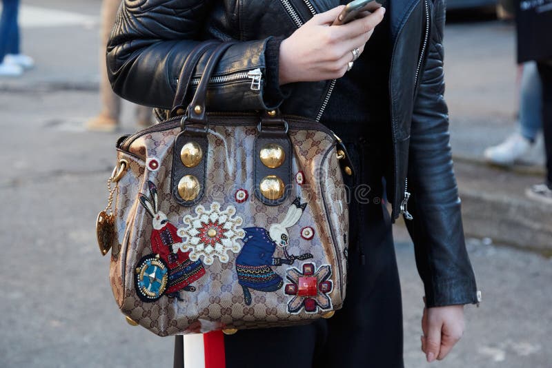 Mujer Con Bolsa Decorada De Diesel Negro De Oro Espectáculo De Moda Milán Semana Estilo Calle Fotografía editorial - Imagen de adornado, tela: 195186007