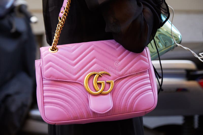 Mujer Con Bolso De Cuero Rosa Gucci Con Cadena Antes De La Versión Show De Moda Milán Semana Estilo Calle Imagen de archivo editorial - Imagen de mirada, semana: 195183874