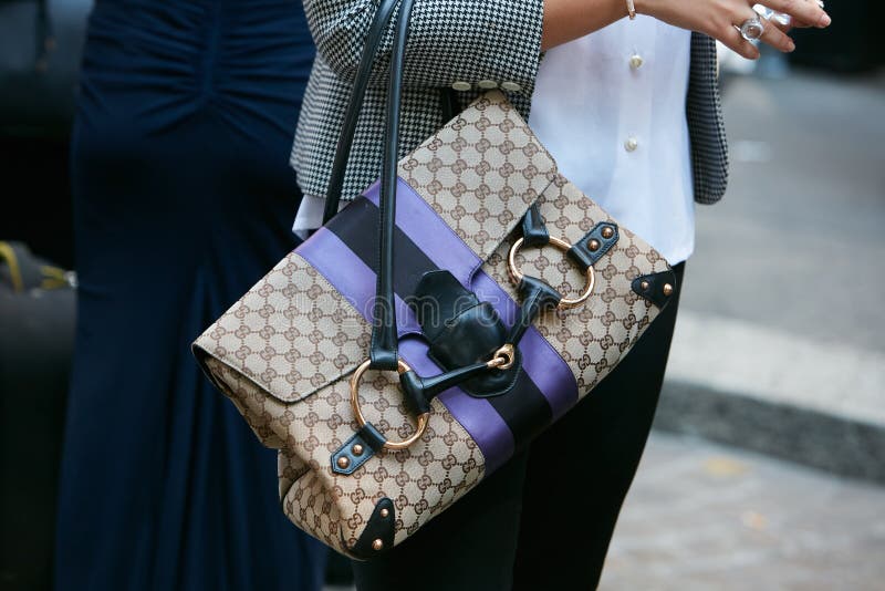 Mujer Con Gucci Detalles Púrpura Antes Del Antonio Marras Milan Moda Semana Estilo Calle editorial - Imagen de bolso, estilo: 194564805