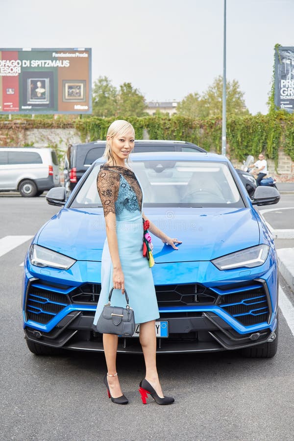 Mujer Con Bolso Prada Negro Y Urus Lamborghini Azul Antes De Moda En Prada  Moda Milagra Fotografía editorial - Imagen de septiembre, estilo: 194224922