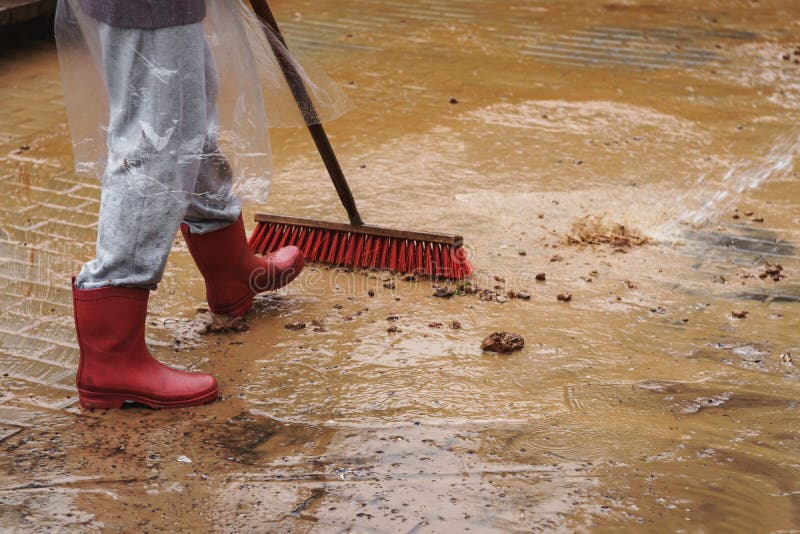 Mujer Con De Goma Limpiando Pavimento Cubierto De Arena Agua Con Pincel Rojo Foto de - Imagen de manguito, rojo: 175504158