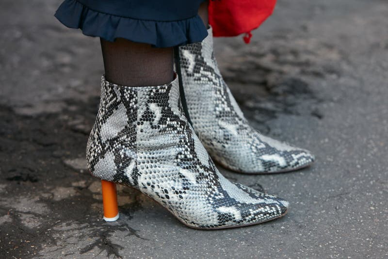 Inmundicia digestión Complaciente Mujer Con Botas De Serpiente Blancas Y Negras Con Tacón Naranja Antes De La  Exposición De Moda De Salvatore Ferragamo Milan Imagen editorial - Imagen  de exterior, salvador: 195186575