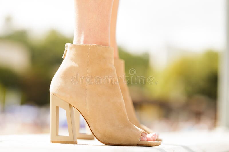 Mujer Con De Tacón Alto Beige Imagen de archivo - Imagen de zapatos, alto: