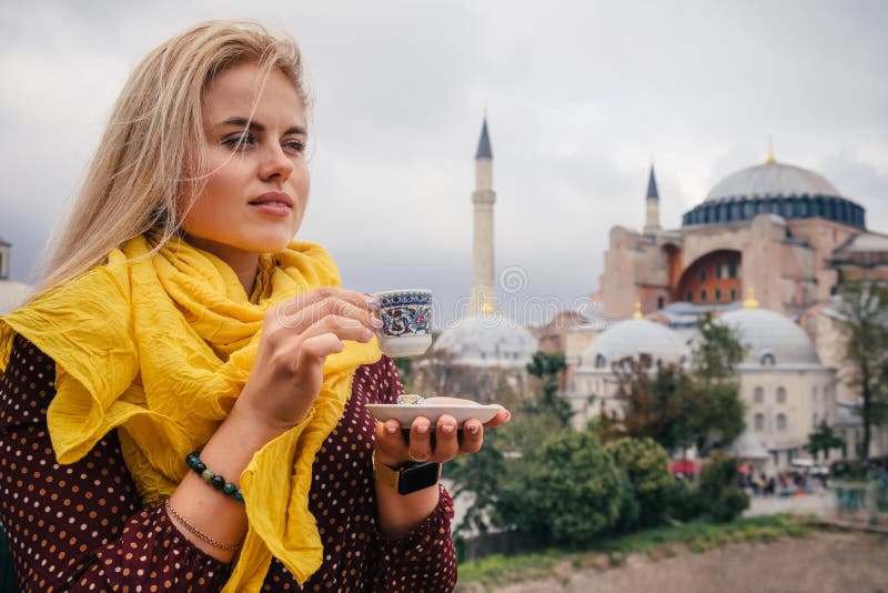 Mujer con café turco en el bacground de Hagia Sophia, Estambul fotos de archivo libres de regalías Mujer con café turco en el bacground de Hagia Sophia, Estambul fotos de archivo libres de regalías