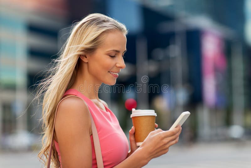Mujer con café y smartphone en ciudad fotos de archivo Mujer con café y smartphone en ciudad fotos de archivo