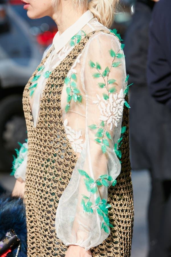 Mujer Camisa Blanca Transparente Con Verdes Y Floral Antes Del Desfile De Moda De Giorgio Imagen editorial - Imagen de colorido, accesorio: 195184935