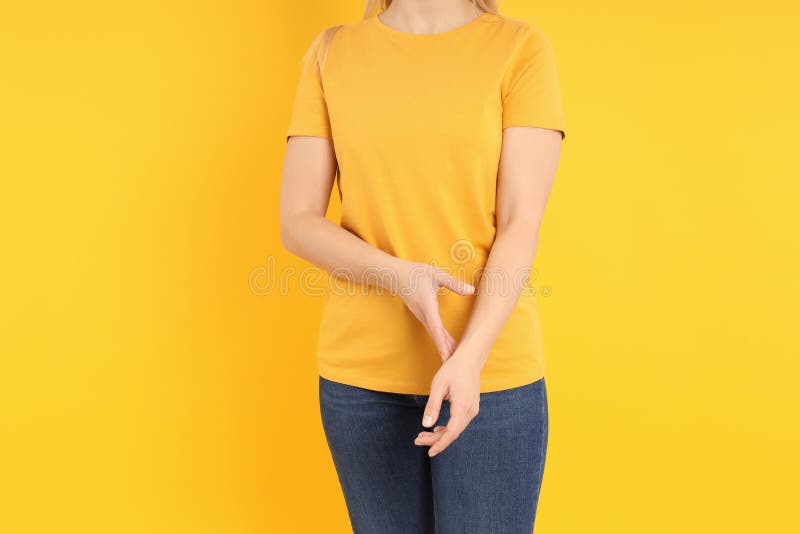 Mujer Con Camiseta En Blanco Con Fondo Amarillo Foto de archivo - Imagen de 236519290
