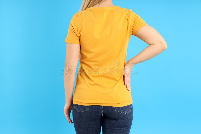 Mujer Con Camiseta Naranja En Blanco Con Fondo Azul de archivo - Imagen de espacio, descuento: 239882297
