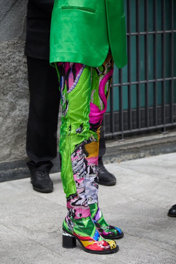 Mujer Con Chaqueta Verde Y Zapatos Coloridos Antes Del Espectáculo De Moda Emporio Milan Imagen editorial - de armani, semana: 194223700