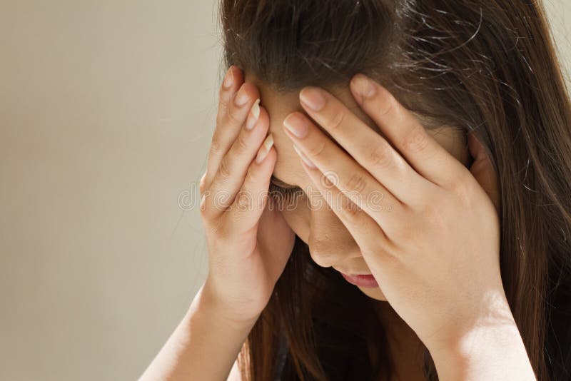 Mujer con dolor de cabeza serio foto de archivo Mujer con dolor de cabeza serio foto de archivo