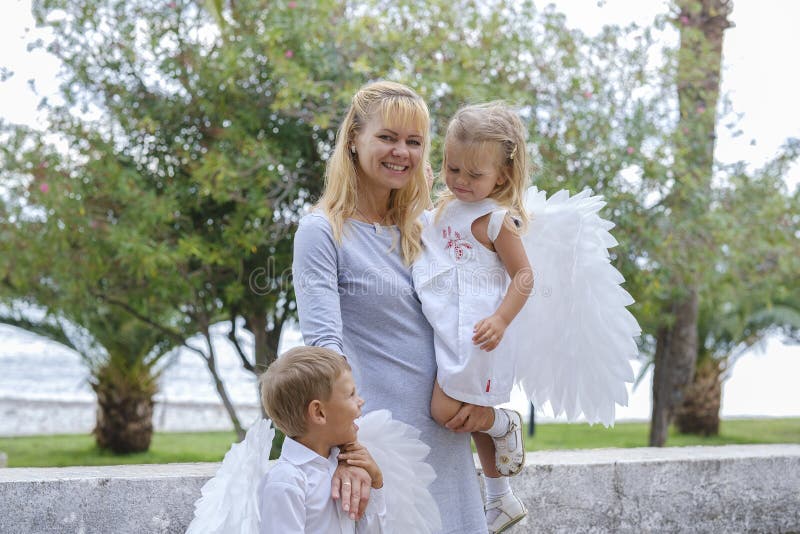 Mujer con dos niños camina por el parque foto de archivo libre de regalías
