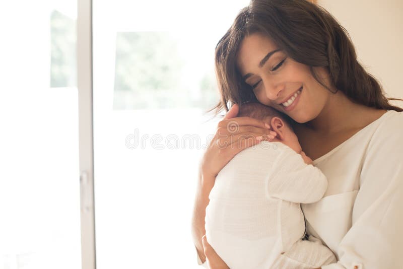 Mujer con el bebé recién nacido