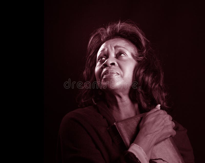 Mujer con el BW de la biblia imagen de archivo Mujer con el BW de la biblia imagen de archivo