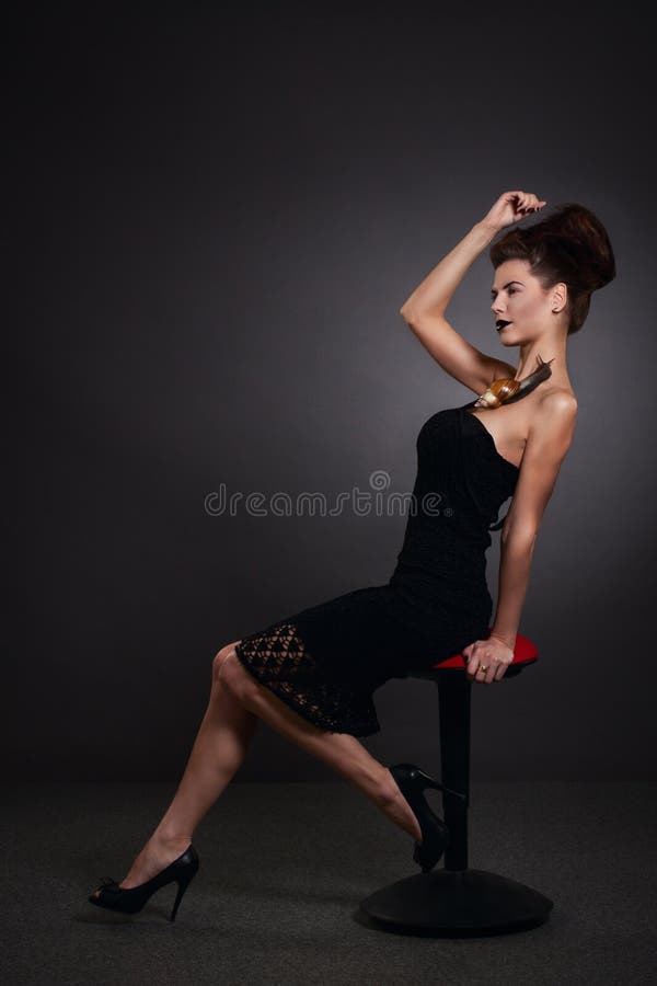 Mujer con el caracol en vestido negro. Moda. Gótico fotografía de archivo libre de regalías Mujer con el caracol en vestido negro. Moda. Gótico fotografía de archivo libre de regalías