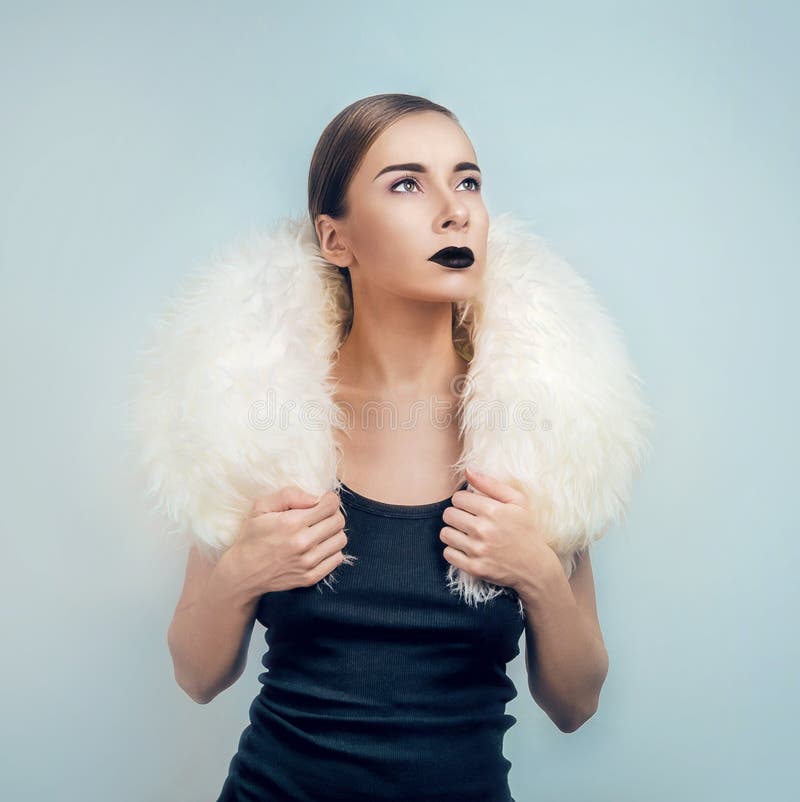 Mujer con el cuello blanco de la piel imagen de archivo libre de regalías Mujer con el cuello blanco de la piel imagen de archivo libre de regalías