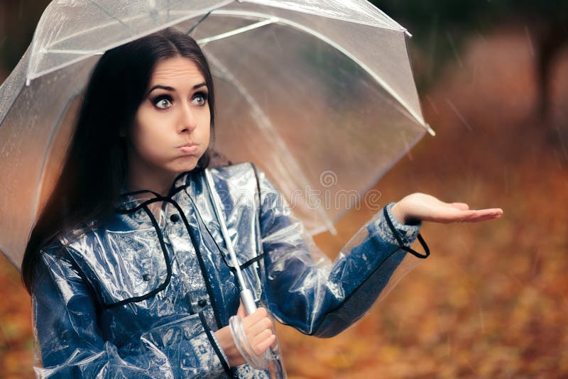 Decremento Nuevo significado Hay una tendencia Mujer Con El Impermeable Y El Paraguas Transparentes Que Comprueba Para  Saber Si Hay Lluvia Foto de archivo - Imagen de hembra, muchacha: 78964352