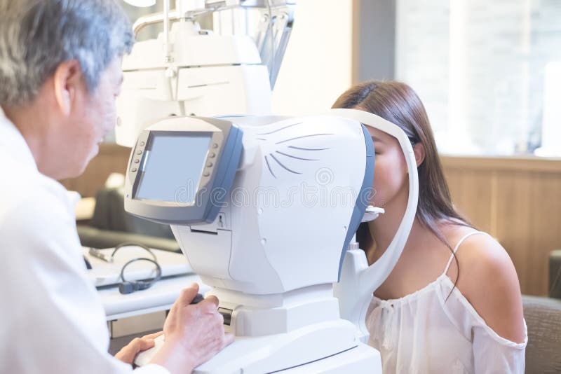 Mujer con el optometrista fotos de archivo libres de regalías Mujer con el optometrista fotos de archivo libres de regalías