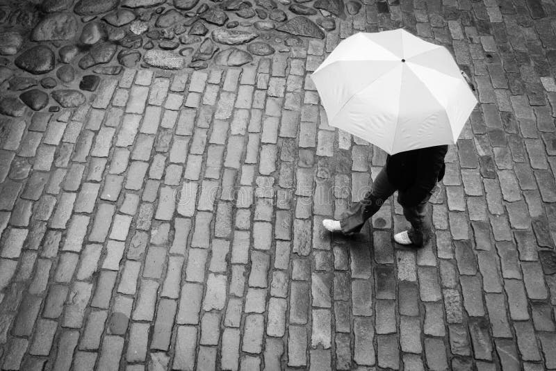Mujer con el paraguas en lluvia fotografía de archivo libre de regalías Mujer con el paraguas en lluvia fotografía de archivo libre de regalías