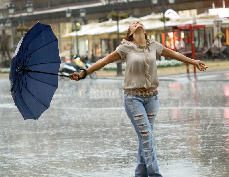 Mujer Con El Paraguas Que Goza En La Lluvia Foto de archivo - Imagen de  resorte, gente: 34286890