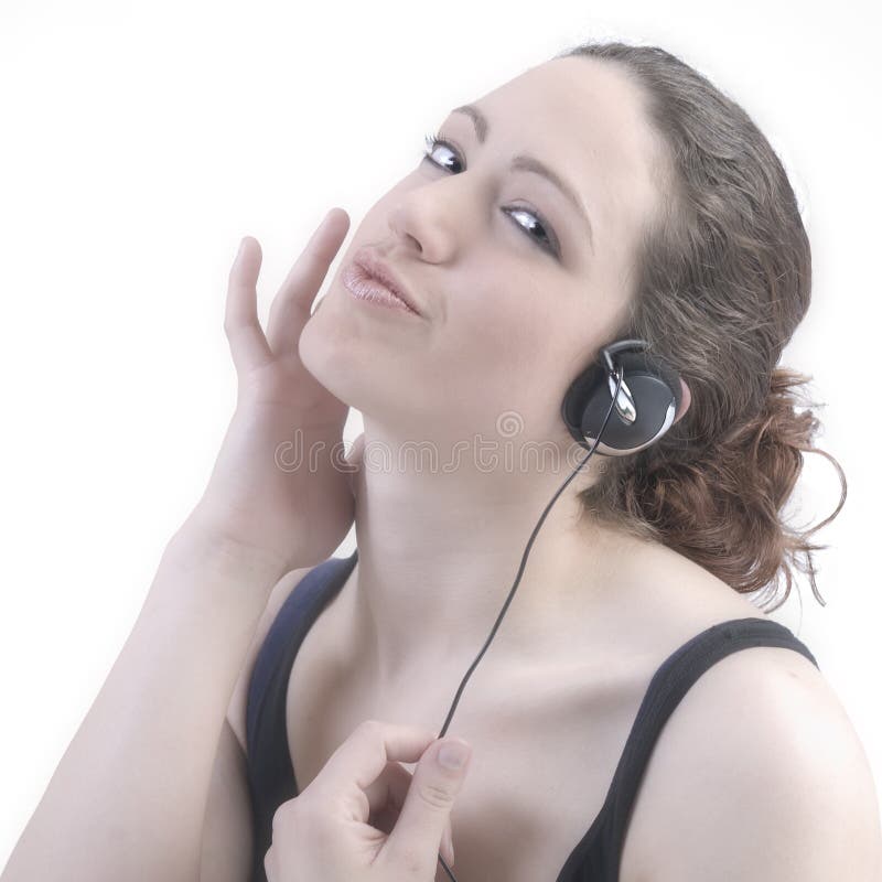 Mujer con el pelo rizado largo con los auriculares fotografía de archivo libre de regalías Mujer con el pelo rizado largo con los auriculares fotografía de archivo libre de regalías