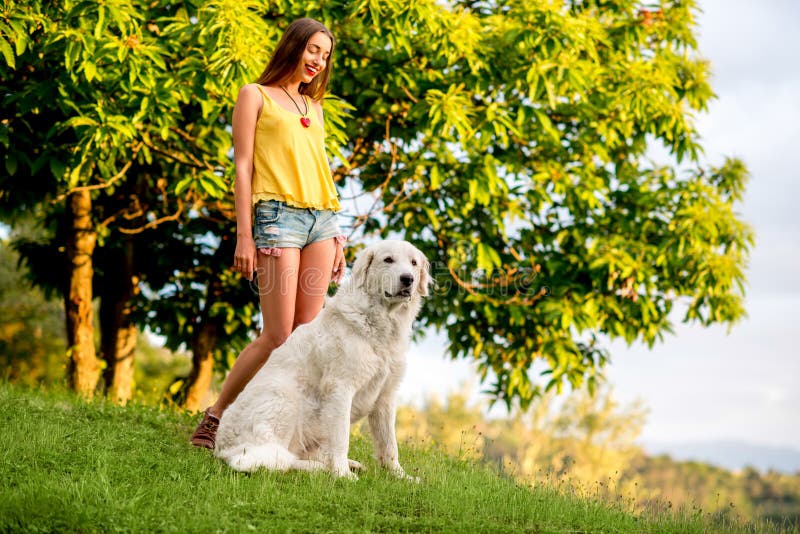 Mujer con el perro al aire libre foto de archivo libre de regalías Mujer con el perro al aire libre foto de archivo libre de regalías