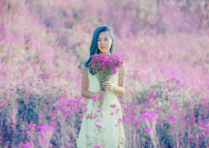Mujer con el ramo de flores púrpuras fotografía de archivo libre de regalías Mujer con el ramo de flores púrpuras fotografía de archivo libre de regalías
