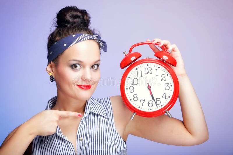 Mujer con el reloj rojo. Concepto de la gestión de tiempo. imagenes de archivo Mujer con el reloj rojo. Concepto de la gestión de tiempo. imagenes de archivo