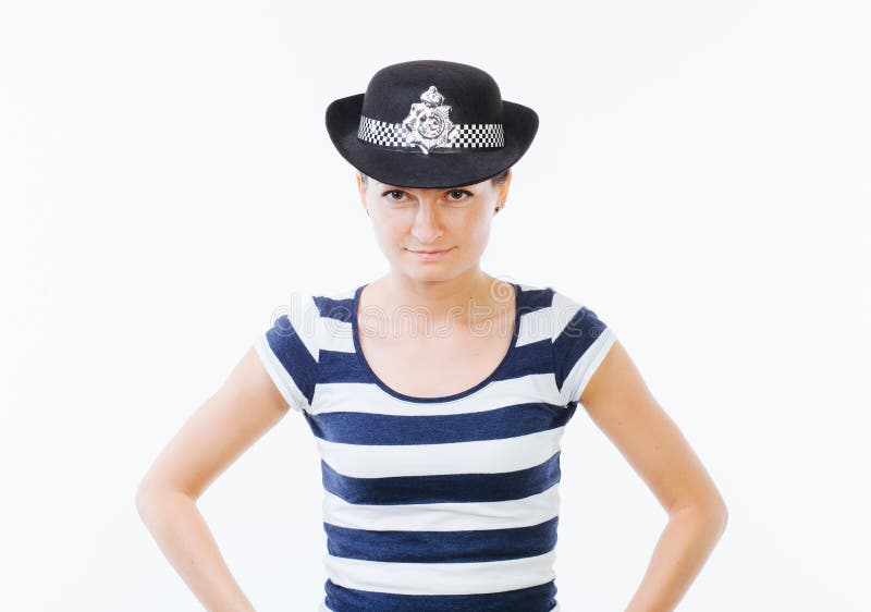 Mujer con el sombrero de la policía fotografía de archivo Mujer con el sombrero de la policía fotografía de archivo