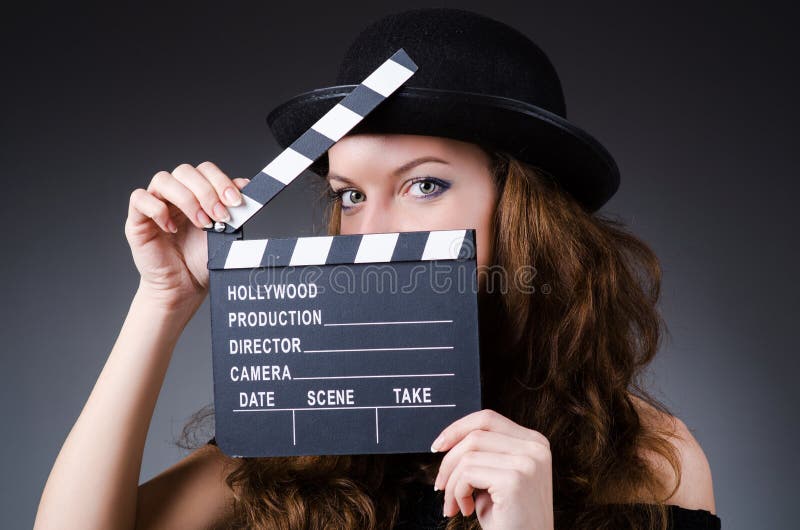 Mujer con la chapaleta de la película imagen de archivo libre de regalías Mujer con la chapaleta de la película imagen de archivo libre de regalías