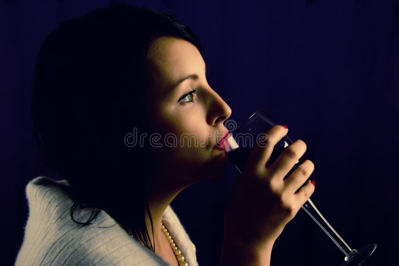 Mujer con el vidrio de vino rojo imagenes de archivo Mujer con el vidrio de vino rojo imagenes de archivo