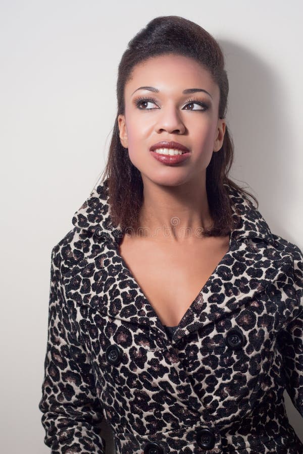 Mujer joven y con estilo imagenes de archivo