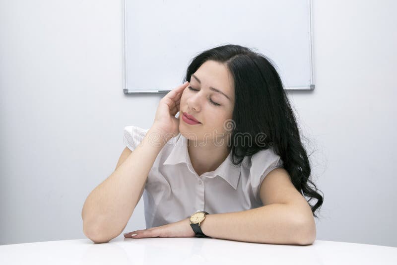 Mujer con exceso de trabajo en sala de reunión fotografía de archivo libre de regalías Mujer con exceso de trabajo en sala de reunión fotografía de archivo libre de regalías