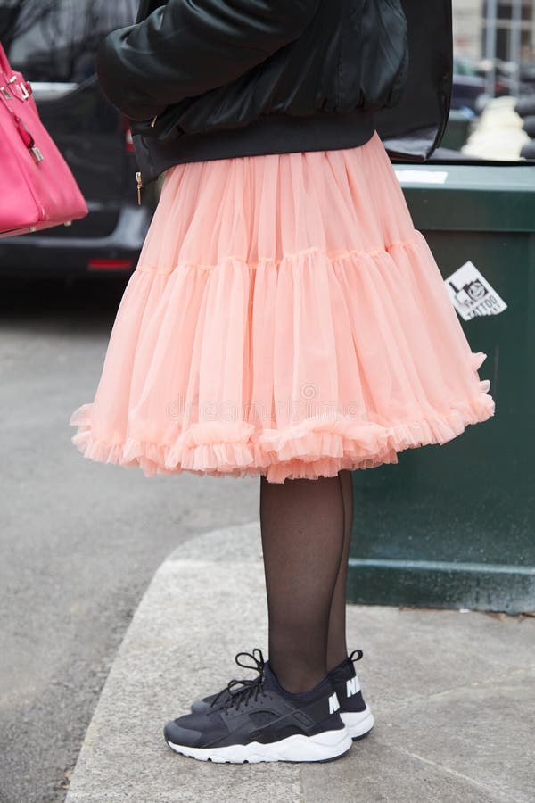 Mujer Con Falda De Tulle Rosa Y Zapatos De Tenis De Nike Negros Y Blancos Antes Del Espectáculo De Modas Giorgio Armani Milan editorial - Imagen exterior, zapatillas: 194561720